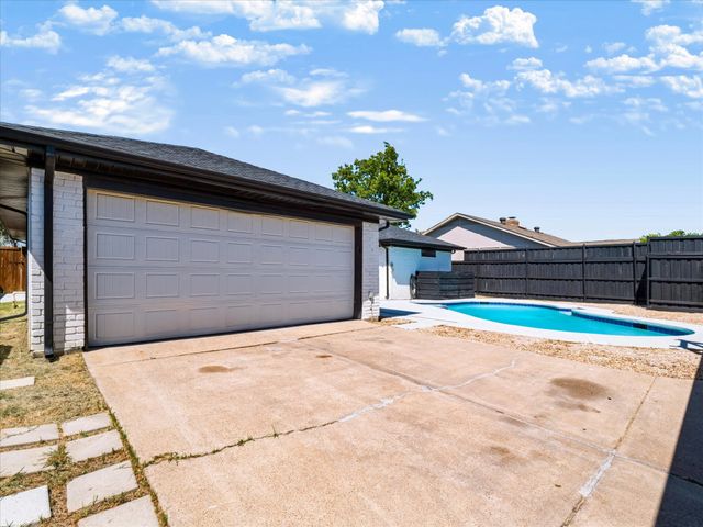 2216 Stonebrook Drive, Carrollton, TX 75007