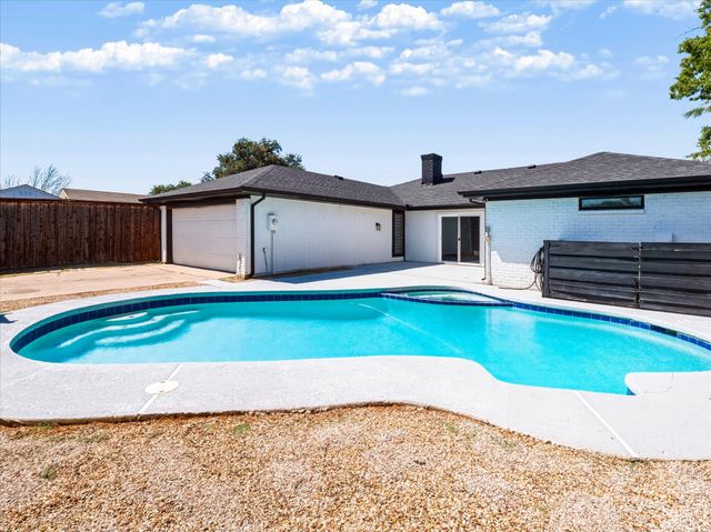 2216 Stonebrook Drive, Carrollton, TX 75007