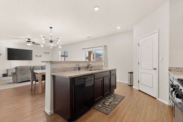 10040 Farinosa Avenue SW, Albuquerque, NM 87121