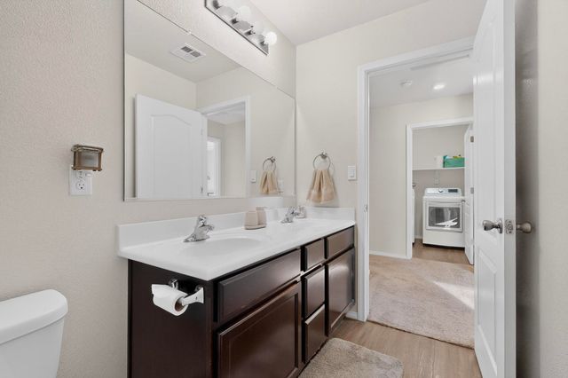 10040 Farinosa Avenue SW, Albuquerque, NM 87121