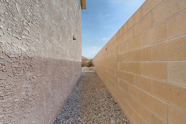 10040 Farinosa Avenue SW, Albuquerque, NM 87121