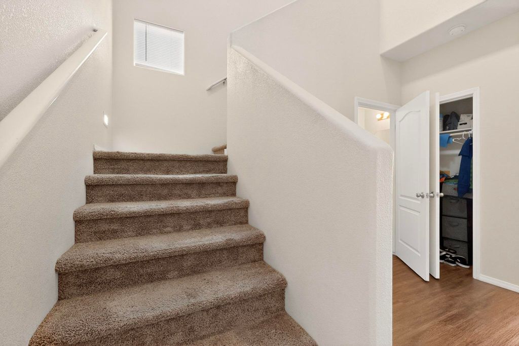 Image 11 of property listing at 10040 Farinosa Avenue SW, Albuquerque, NM 87121