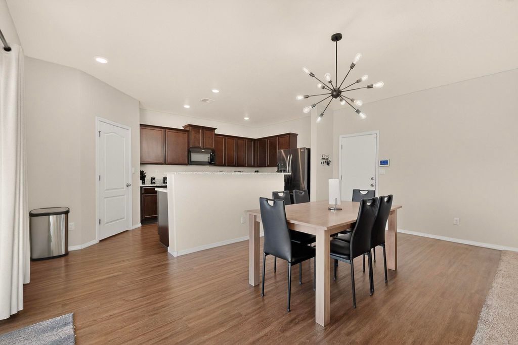 Image 12 of property listing at 10040 Farinosa Avenue SW, Albuquerque, NM 87121