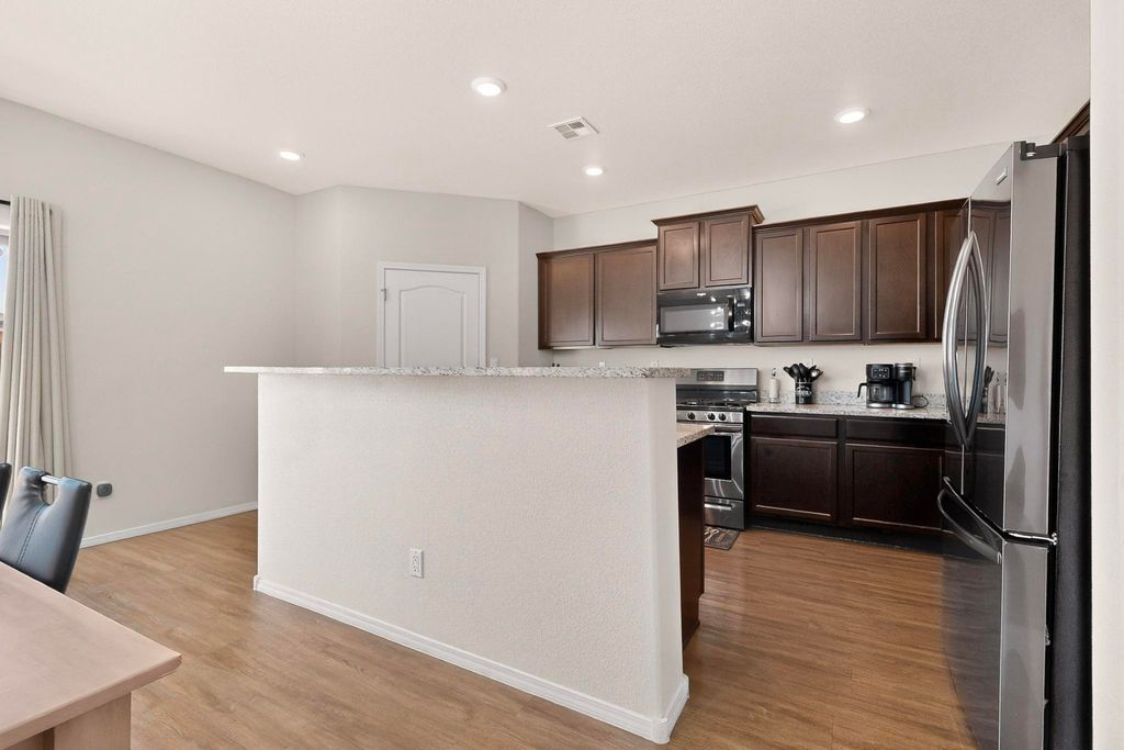 Image 13 of property listing at 10040 Farinosa Avenue SW, Albuquerque, NM 87121