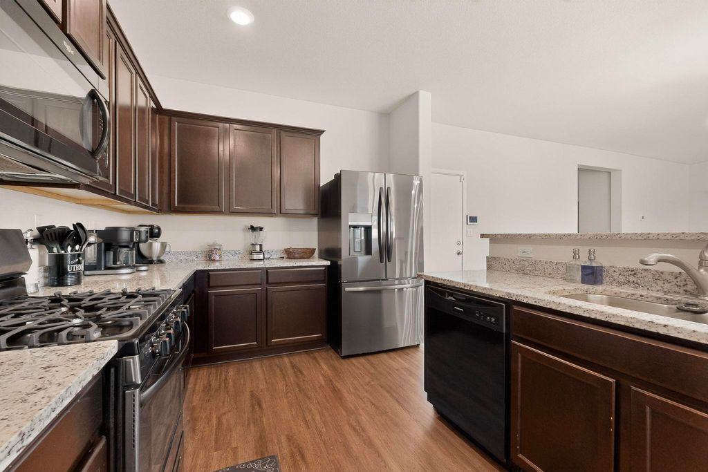 Image 15 of property listing at 10040 Farinosa Avenue SW, Albuquerque, NM 87121