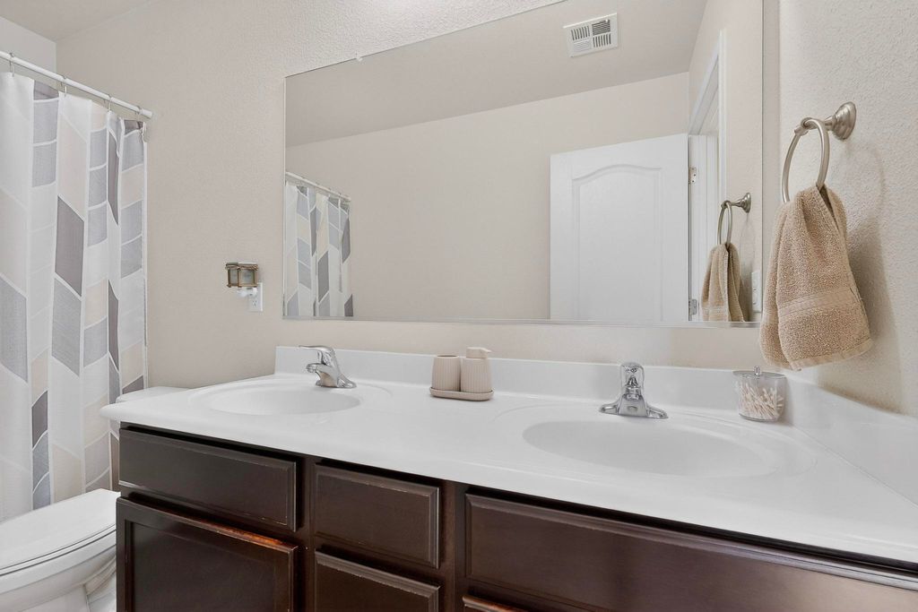 Image 18 of property listing at 10040 Farinosa Avenue SW, Albuquerque, NM 87121