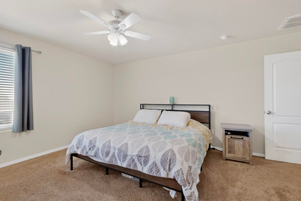 Image 20 of property listing at 10040 Farinosa Avenue SW, Albuquerque, NM 87121