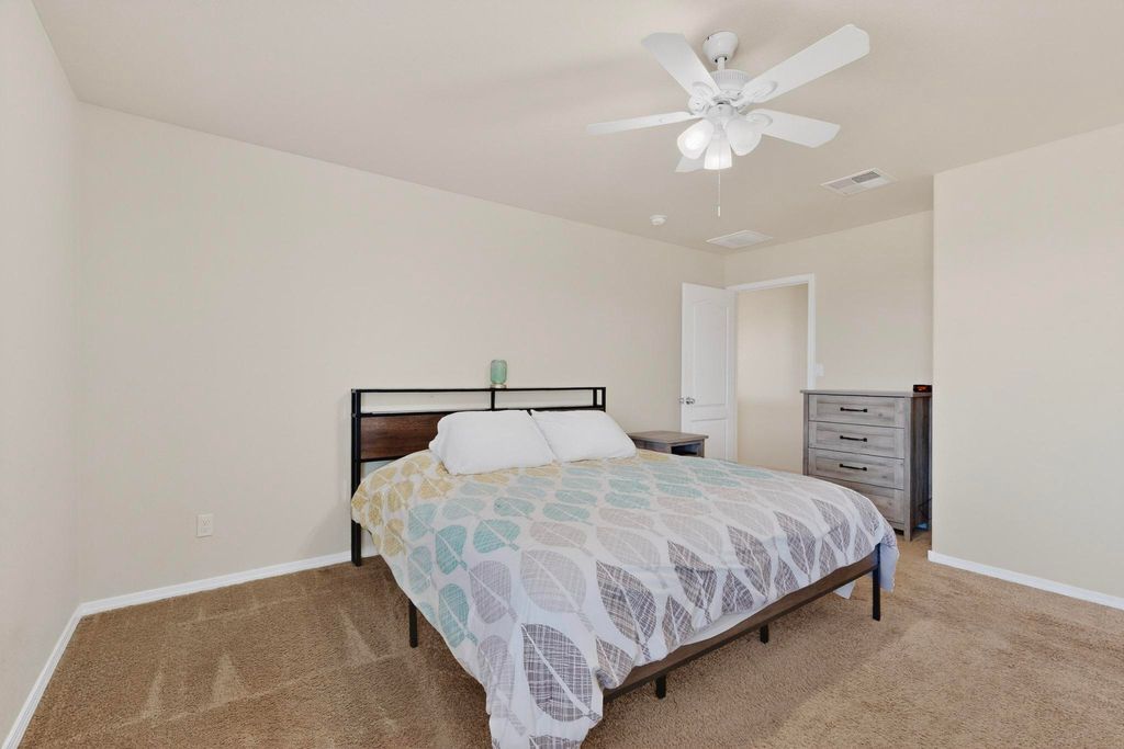 Image 21 of property listing at 10040 Farinosa Avenue SW, Albuquerque, NM 87121