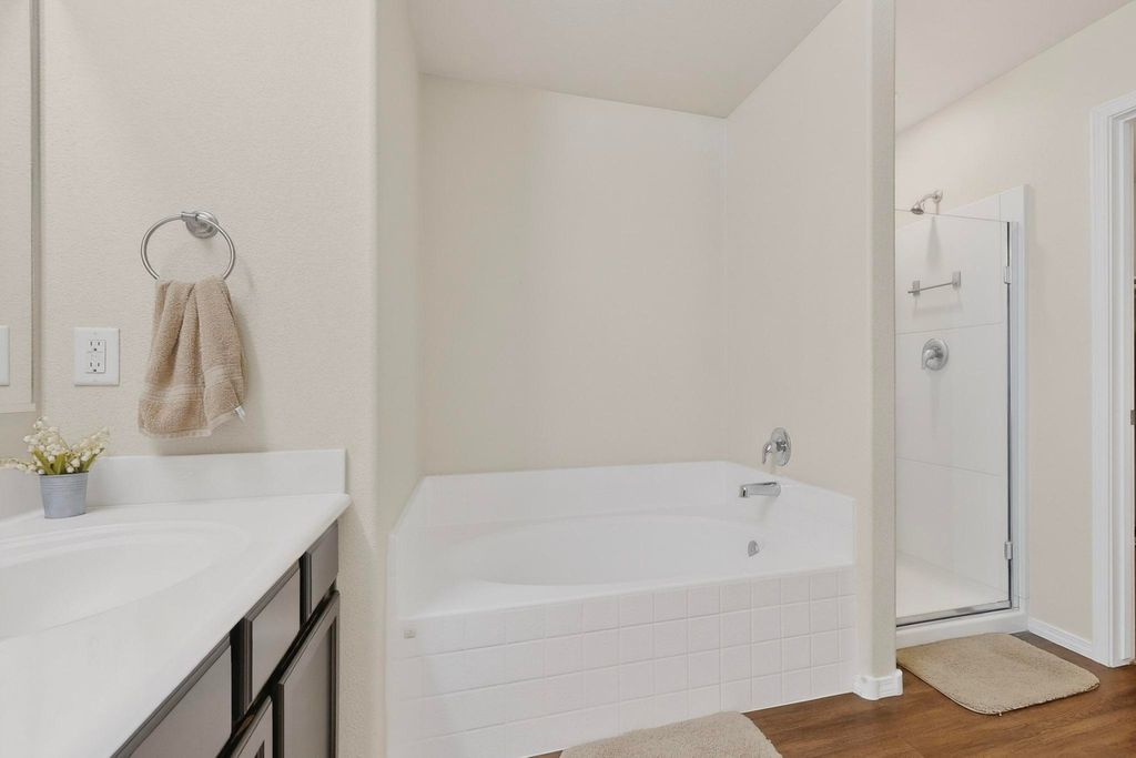 Image 24 of property listing at 10040 Farinosa Avenue SW, Albuquerque, NM 87121