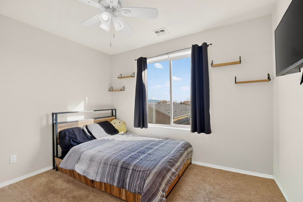 Image 26 of property listing at 10040 Farinosa Avenue SW, Albuquerque, NM 87121