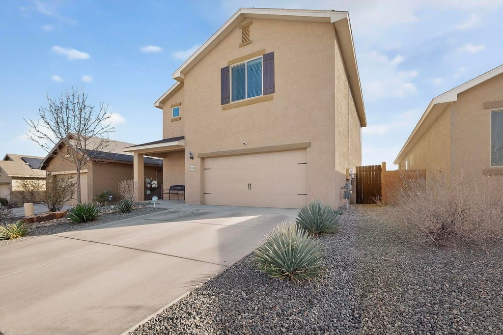 Image 3 of property listing at 10040 Farinosa Avenue SW, Albuquerque, NM 87121