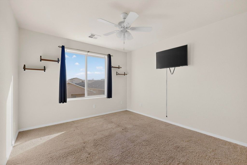 Image 32 of property listing at 10040 Farinosa Avenue SW, Albuquerque, NM 87121
