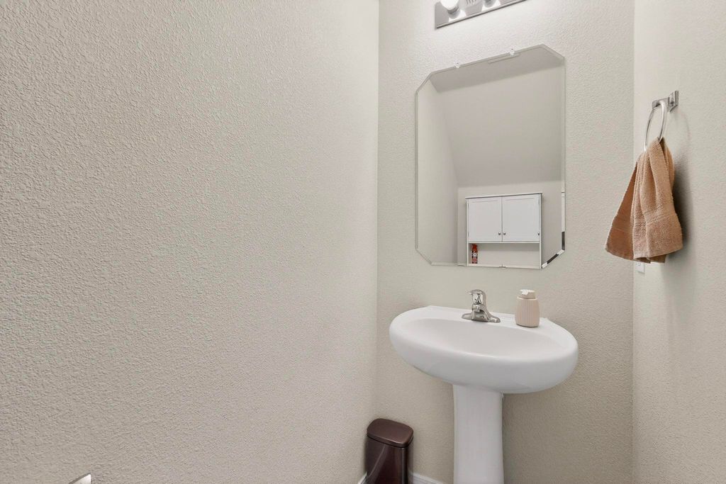 Image 34 of property listing at 10040 Farinosa Avenue SW, Albuquerque, NM 87121