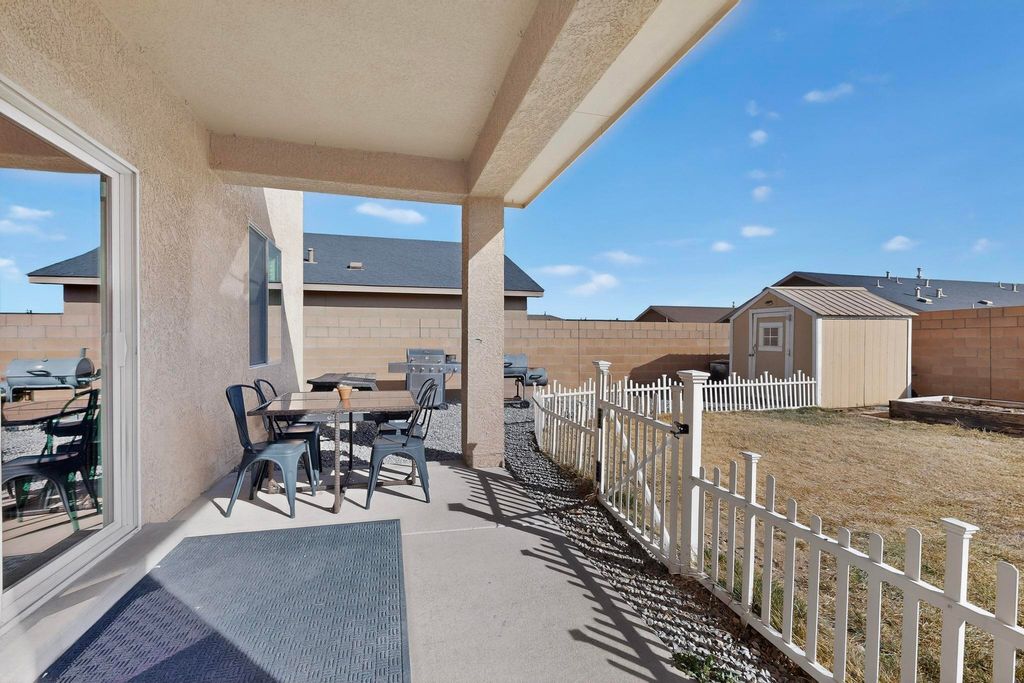 Image 37 of property listing at 10040 Farinosa Avenue SW, Albuquerque, NM 87121