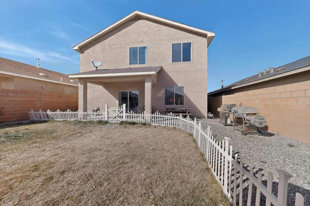 Image 39 of property listing at 10040 Farinosa Avenue SW, Albuquerque, NM 87121