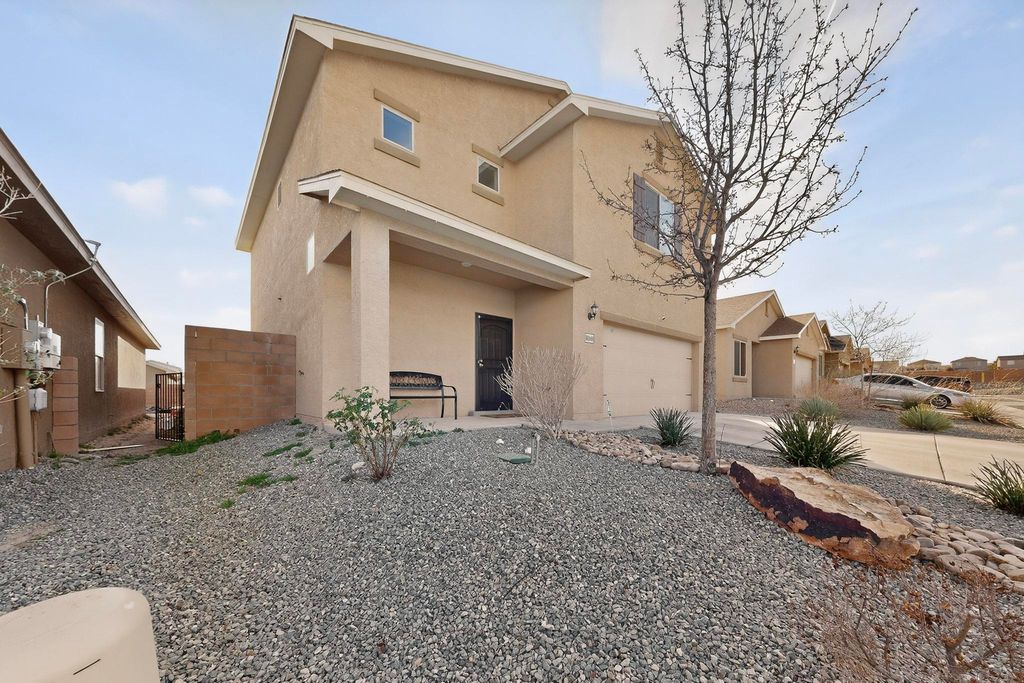 Image 4 of property listing at 10040 Farinosa Avenue SW, Albuquerque, NM 87121