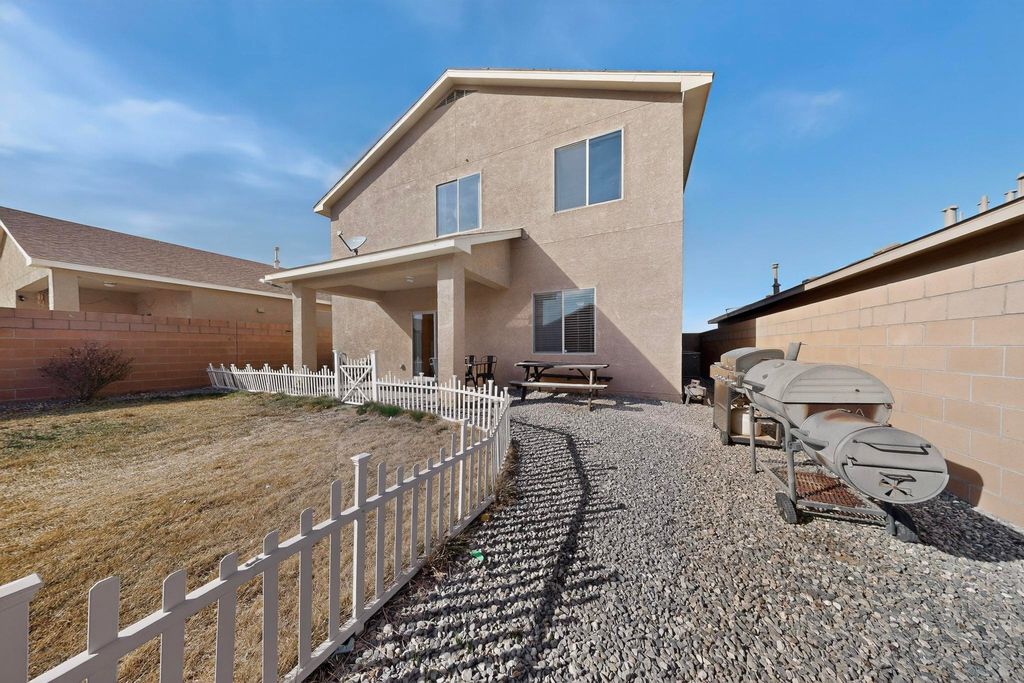 Image 40 of property listing at 10040 Farinosa Avenue SW, Albuquerque, NM 87121