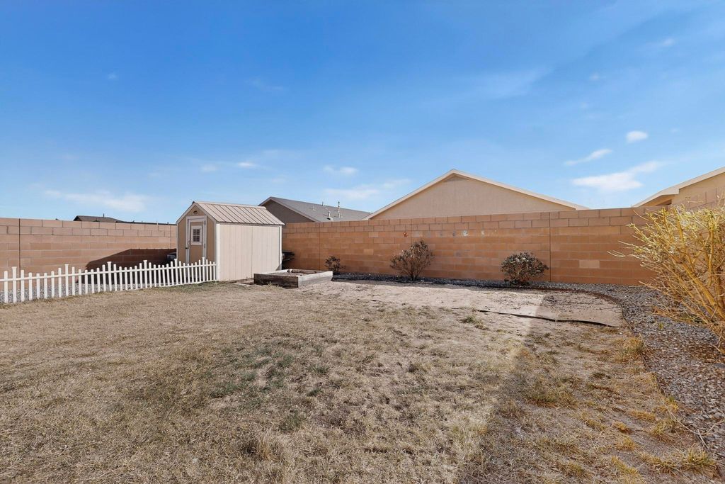 Image 41 of property listing at 10040 Farinosa Avenue SW, Albuquerque, NM 87121