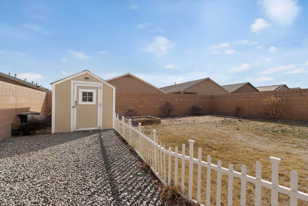 Image 42 of property listing at 10040 Farinosa Avenue SW, Albuquerque, NM 87121