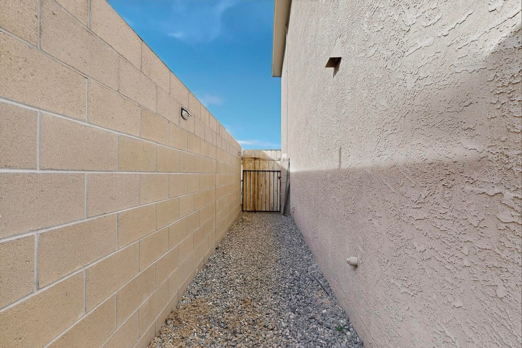 Image 43 of property listing at 10040 Farinosa Avenue SW, Albuquerque, NM 87121