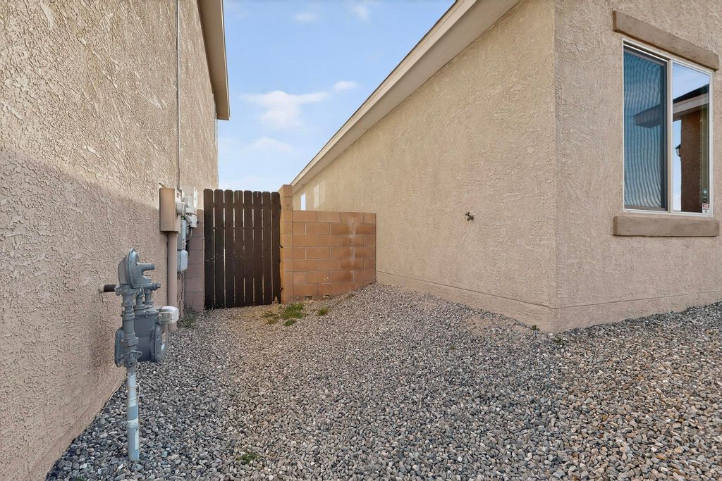 Image 45 of property listing at 10040 Farinosa Avenue SW, Albuquerque, NM 87121