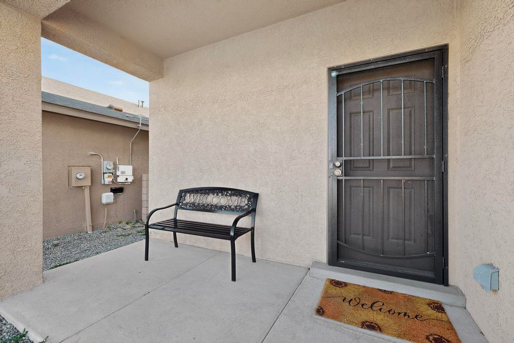 Image 5 of property listing at 10040 Farinosa Avenue SW, Albuquerque, NM 87121