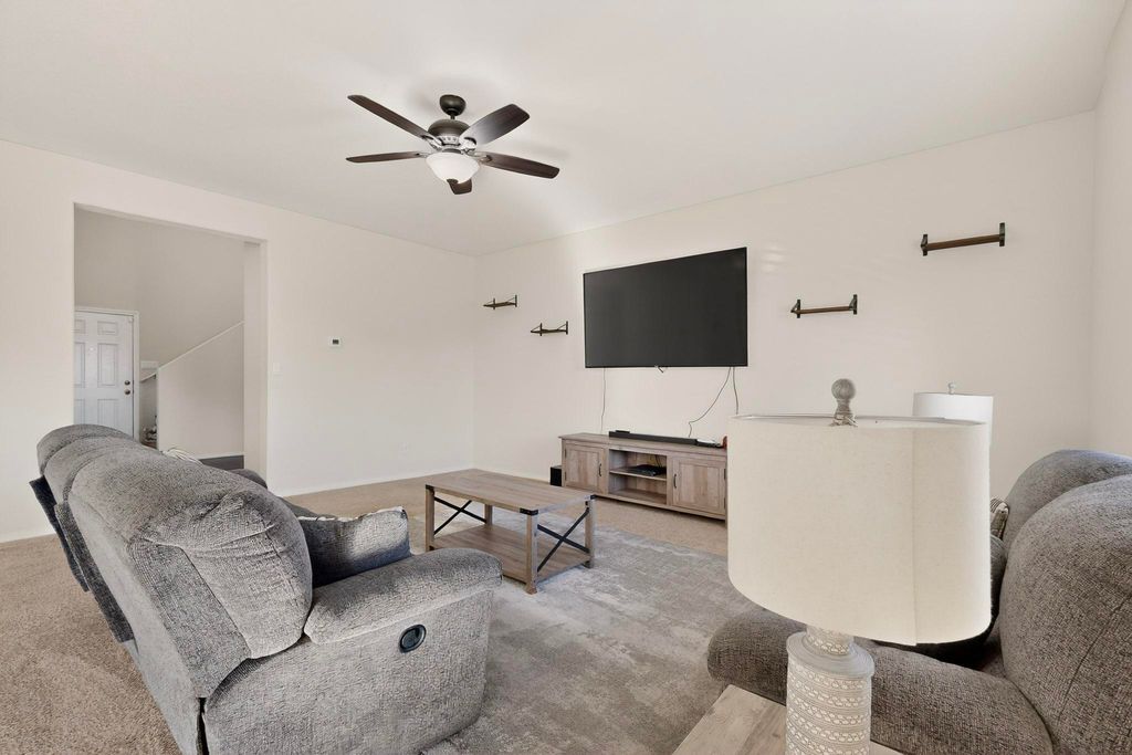 Image 6 of property listing at 10040 Farinosa Avenue SW, Albuquerque, NM 87121