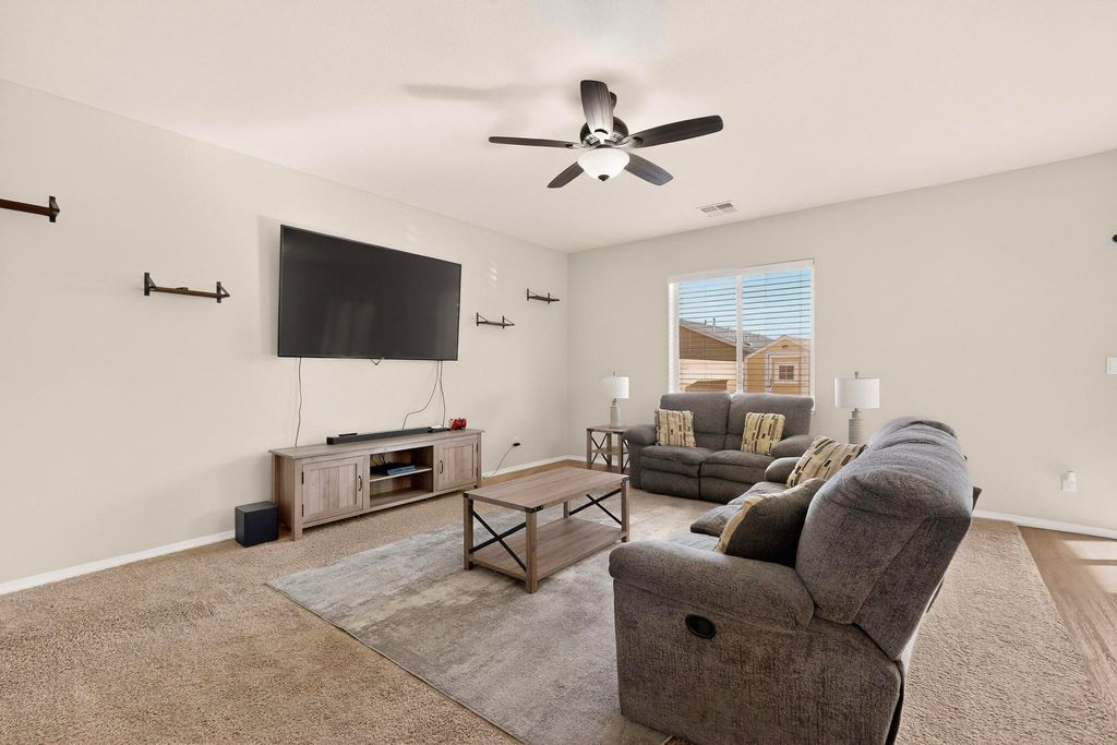 Image 7 of property listing at 10040 Farinosa Avenue SW, Albuquerque, NM 87121