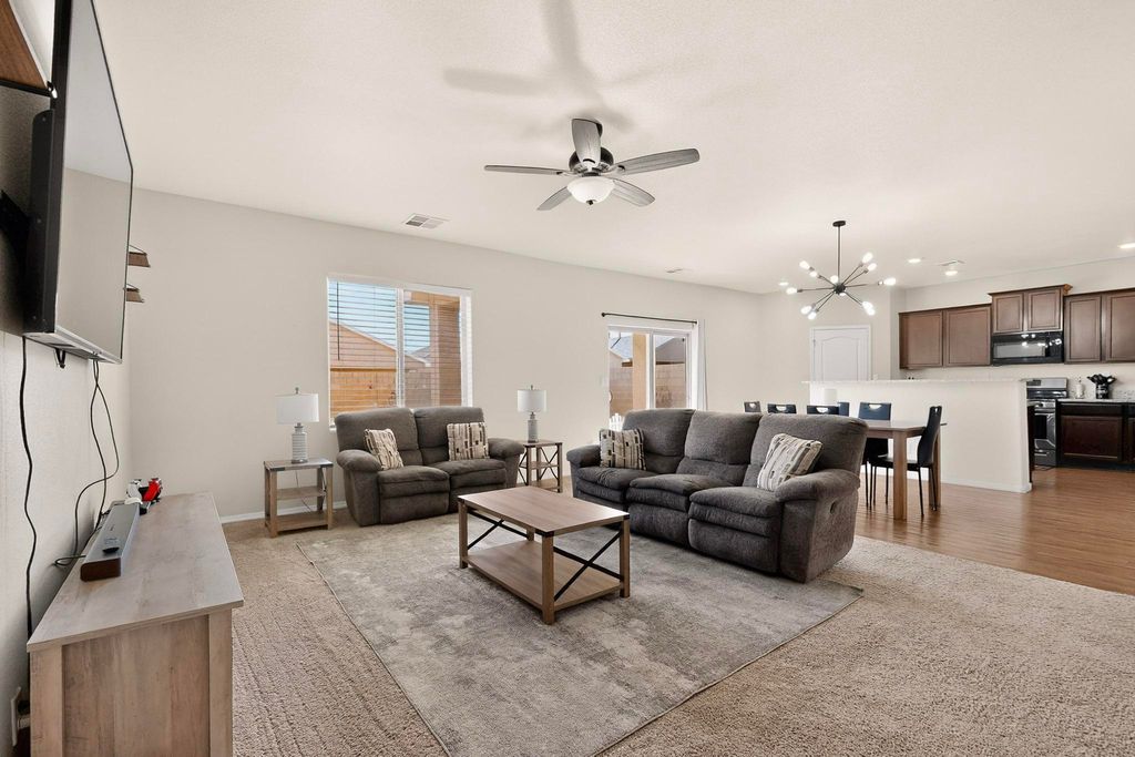 Image 8 of property listing at 10040 Farinosa Avenue SW, Albuquerque, NM 87121