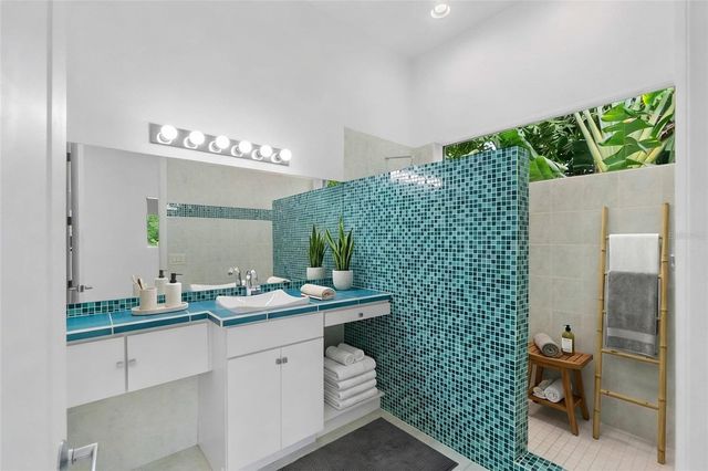 1751 HAWTHORNE STREET, Sarasota, FL 34239