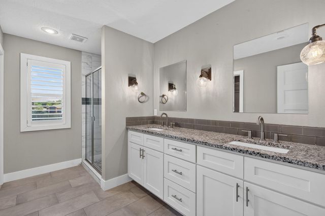 5746 E Park Place, Strafford, MO 65757
