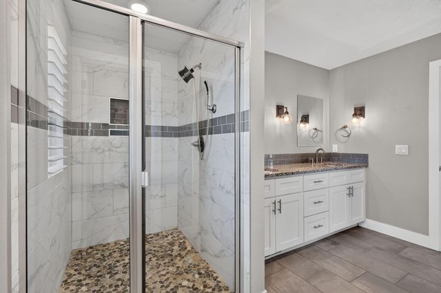 5746 E Park Place, Strafford, MO 65757