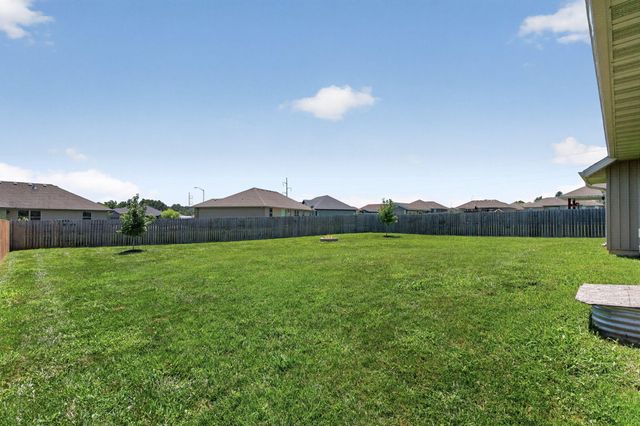5746 E Park Place, Strafford, MO 65757