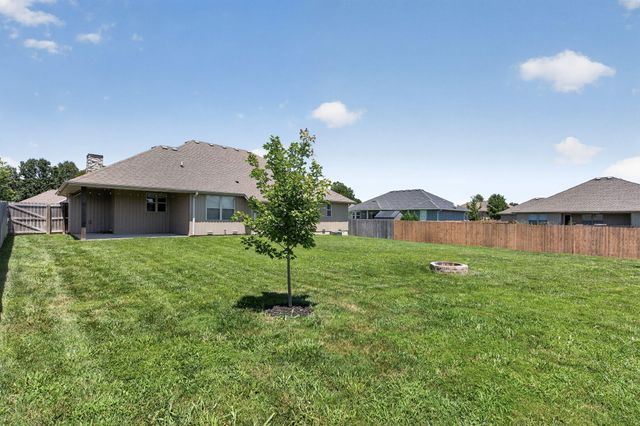 5746 E Park Place, Strafford, MO 65757