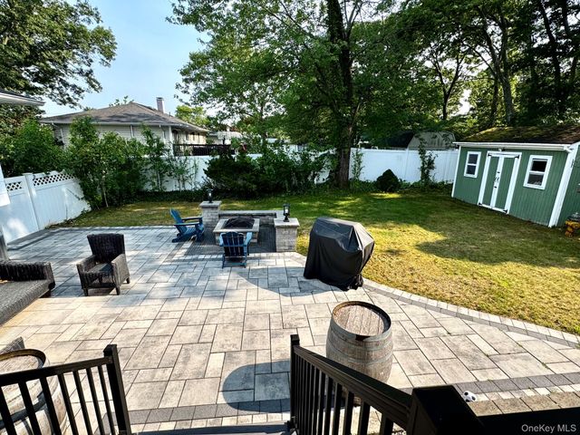 20 Hunter Place, Smithtown, NY 11787