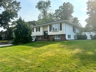 20 Hunter Place, Smithtown, NY 11787