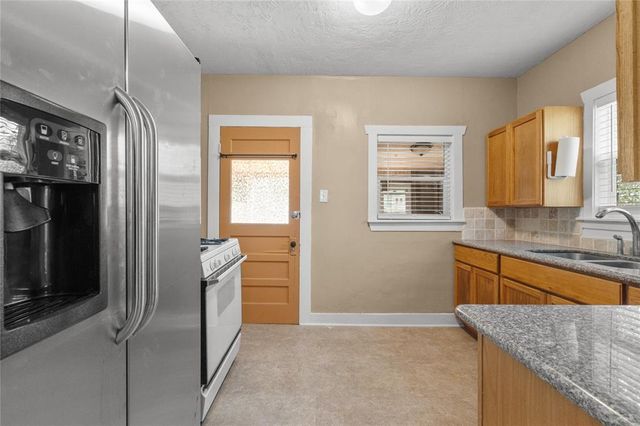 7506 2nd Street, Hitchcock, TX 77563