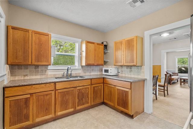 7506 2nd Street, Hitchcock, TX 77563