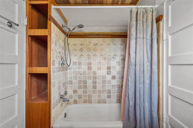 7506 2nd Street, Hitchcock, TX 77563