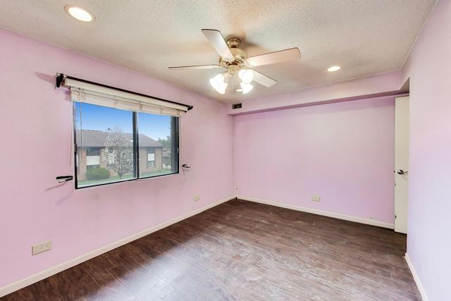 2221 WHARF Drive 208, Woodridge, IL 60517