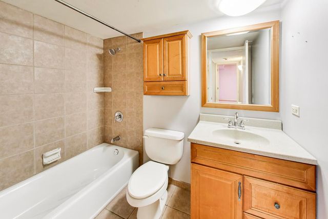 2221 WHARF Drive 208, Woodridge, IL 60517