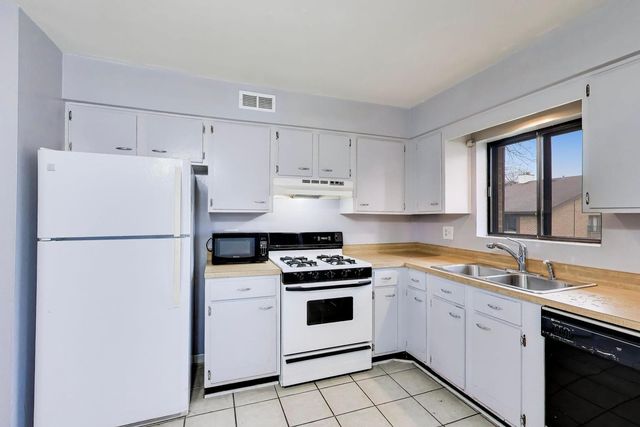 2221 WHARF Drive 208, Woodridge, IL 60517