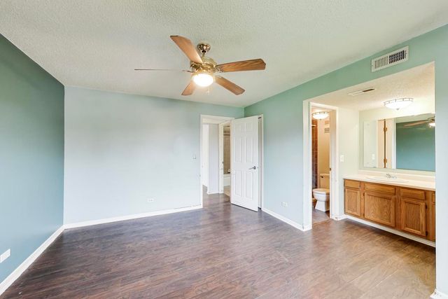 2221 WHARF Drive 208, Woodridge, IL 60517