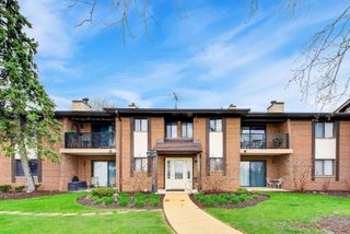 2221 WHARF Drive 208, Woodridge, IL 60517