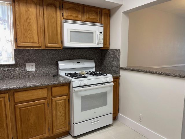 6703 N Kendall Dr 404, Pinecrest, FL 33156