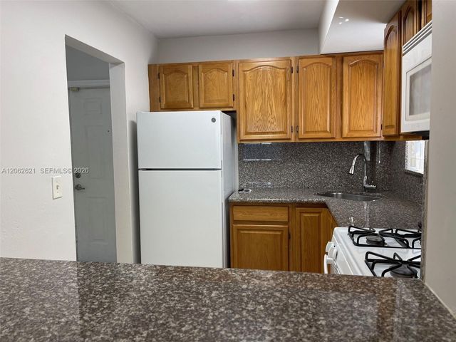 6703 N Kendall Dr 404, Pinecrest, FL 33156