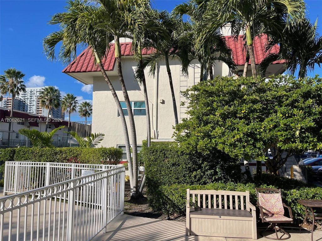 6703 N Kendall Dr 404, Pinecrest, FL 33156