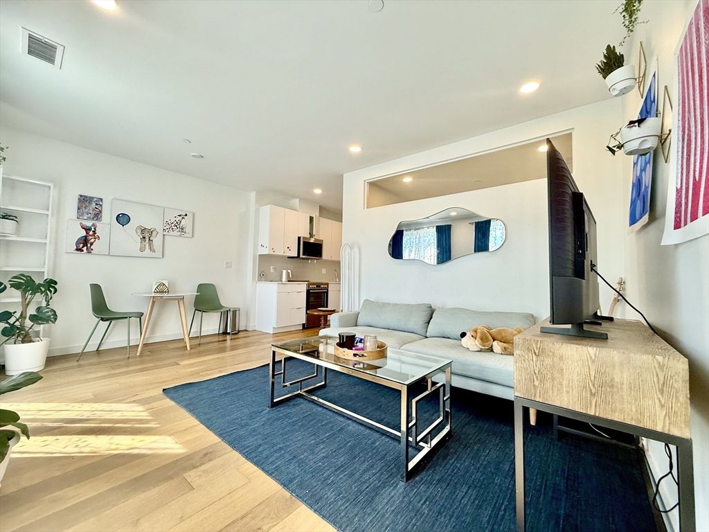 97 Elmwood St 211, Cambridge, MA 02140