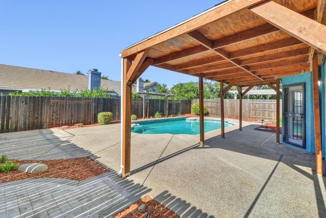 9021 Hooded crane Ct, Sacramento, CA 95829