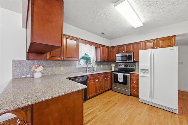 27 Bonney LN, Hampton, VA 23669